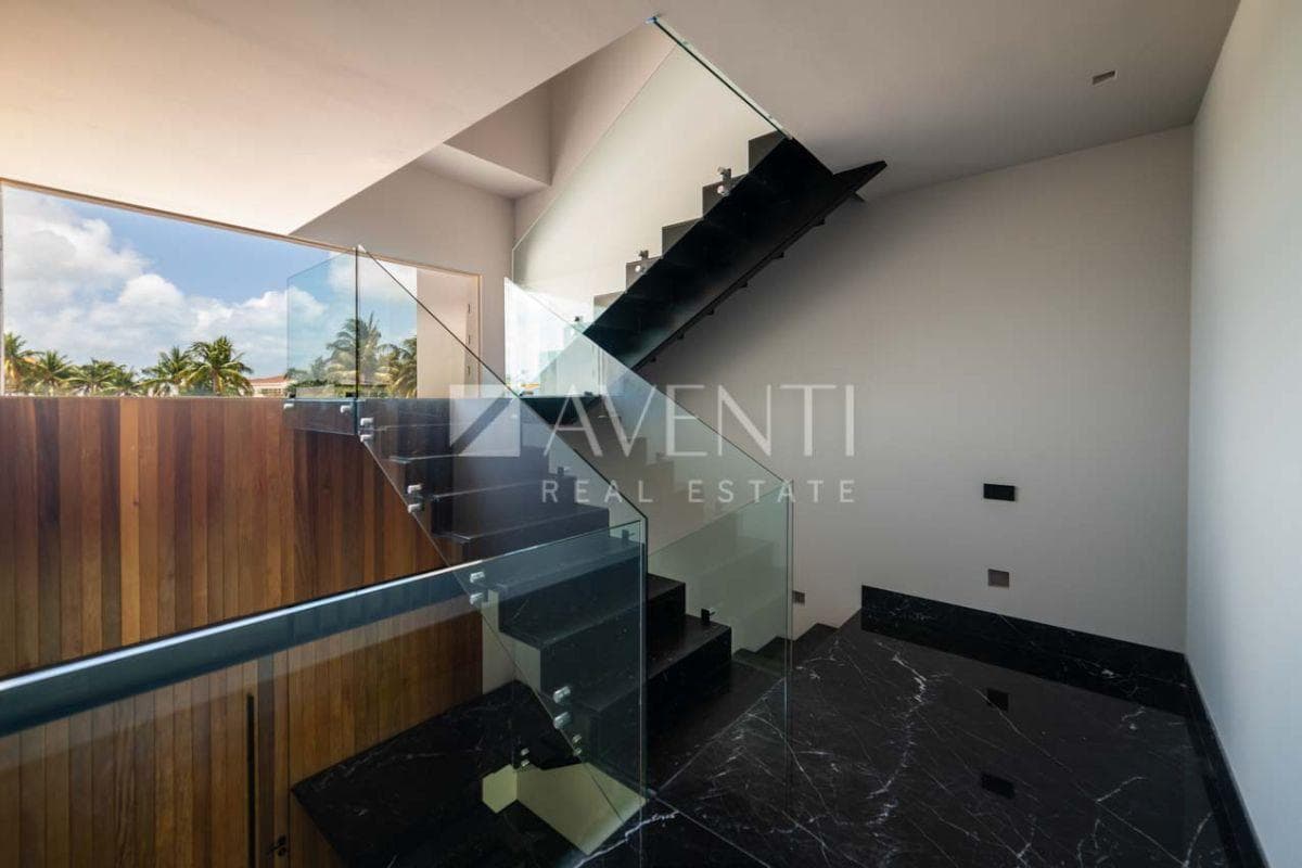 HOUSE FOR SALE, ISLA DORADA, CANCUN HOTEL DISTRICT, CANCUN
