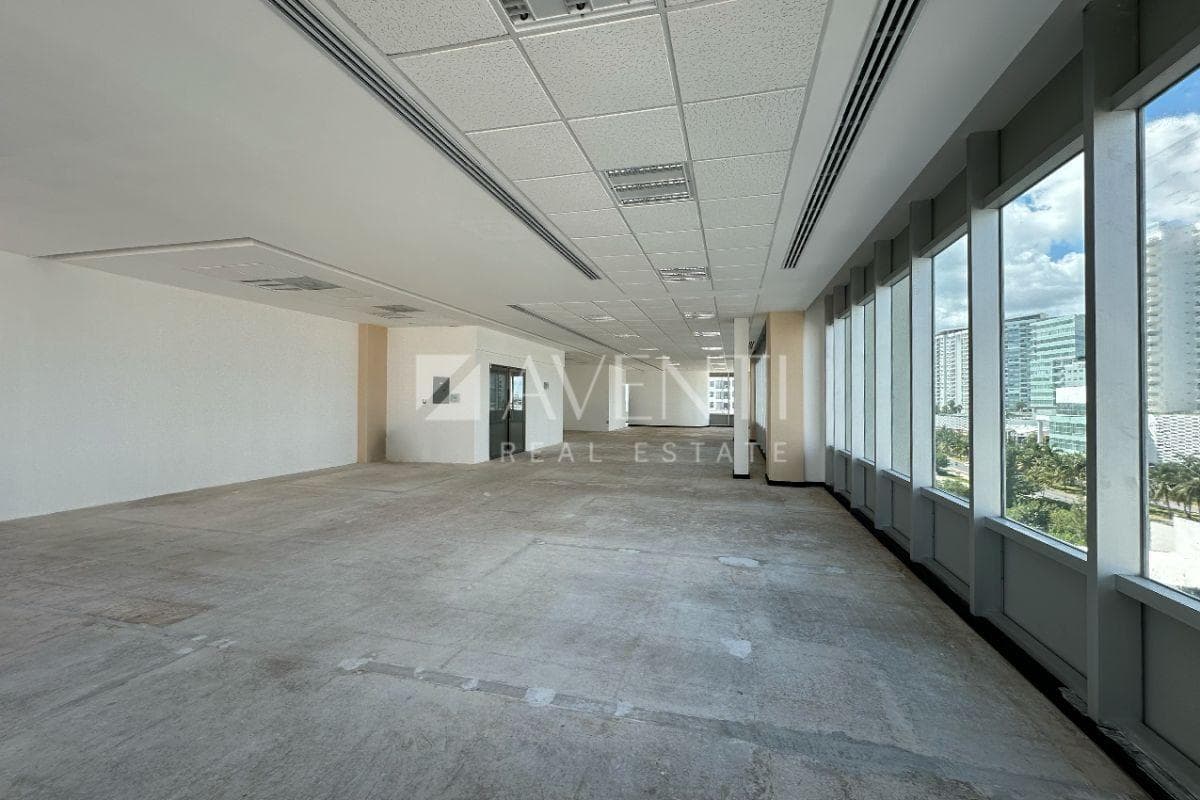 263 mts2 office space for sale at Spectrum Corporate Center, Cancún.