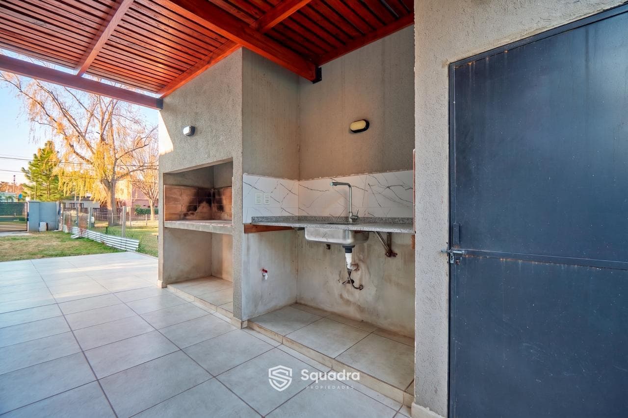 FOR SALE | TRADE - 2-bedroom house with a covered patio featuring a barbecue area and a pool - Don Quijote, Roldán.