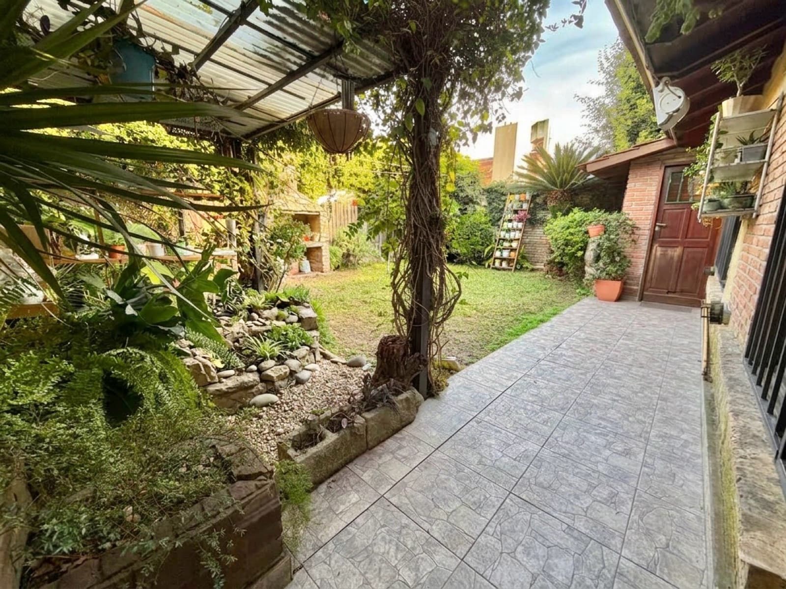 FOR SALE / TRADE – 4-BEDROOM HOUSE WITH GARDEN, BARBECUE AREA, AND GARAGE – LOMAS DE ALBERDI, ROSARIO