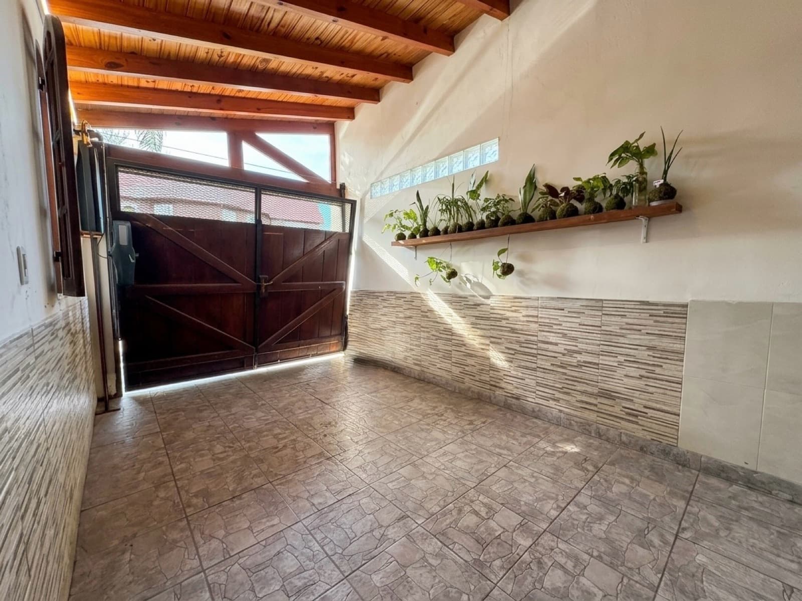 FOR SALE / TRADE – 4-BEDROOM HOUSE WITH GARDEN, BARBECUE AREA, AND GARAGE – LOMAS DE ALBERDI, ROSARIO