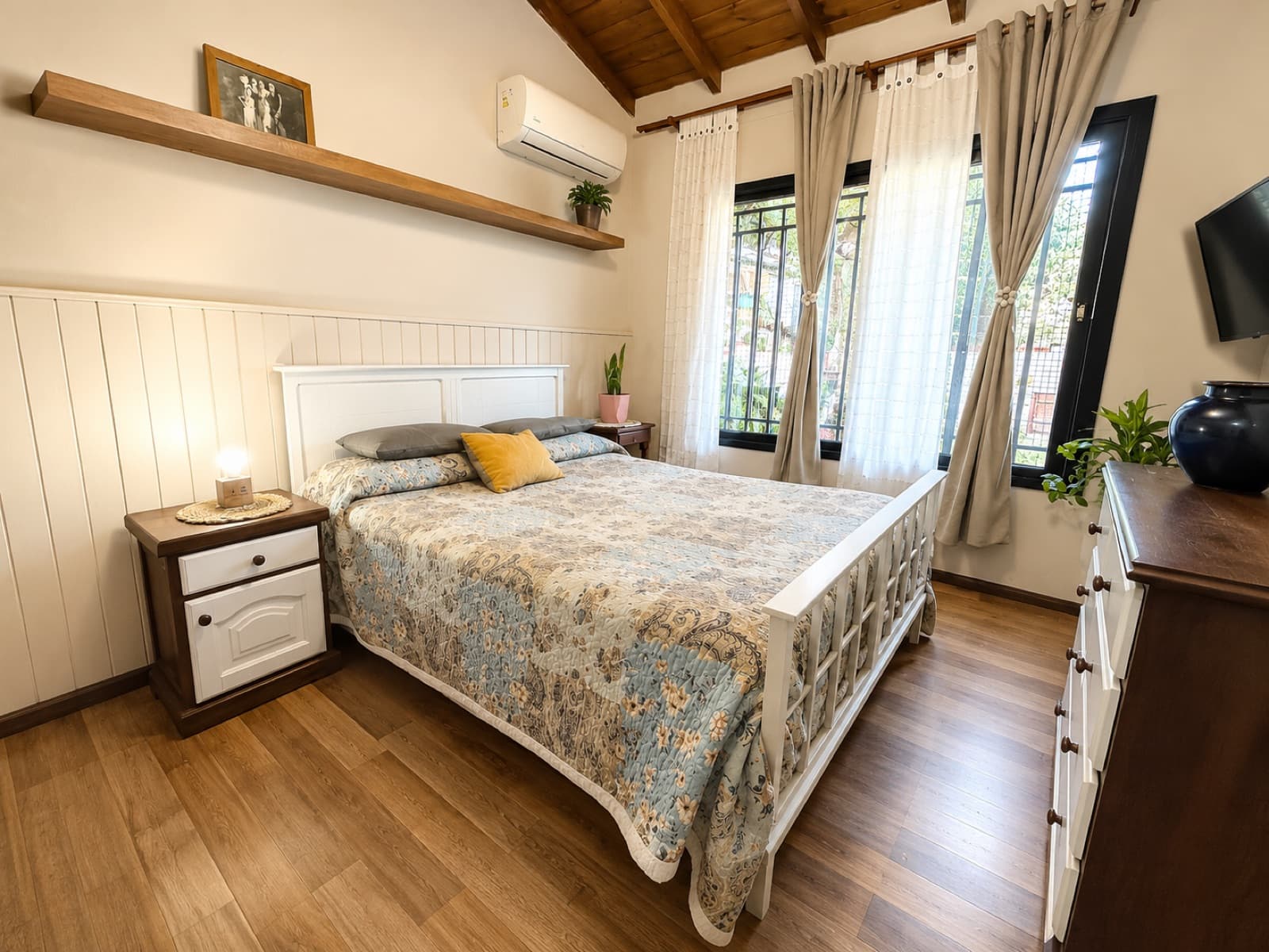 FOR SALE / TRADE – 4-BEDROOM HOUSE WITH GARDEN, BARBECUE AREA, AND GARAGE – LOMAS DE ALBERDI, ROSARIO