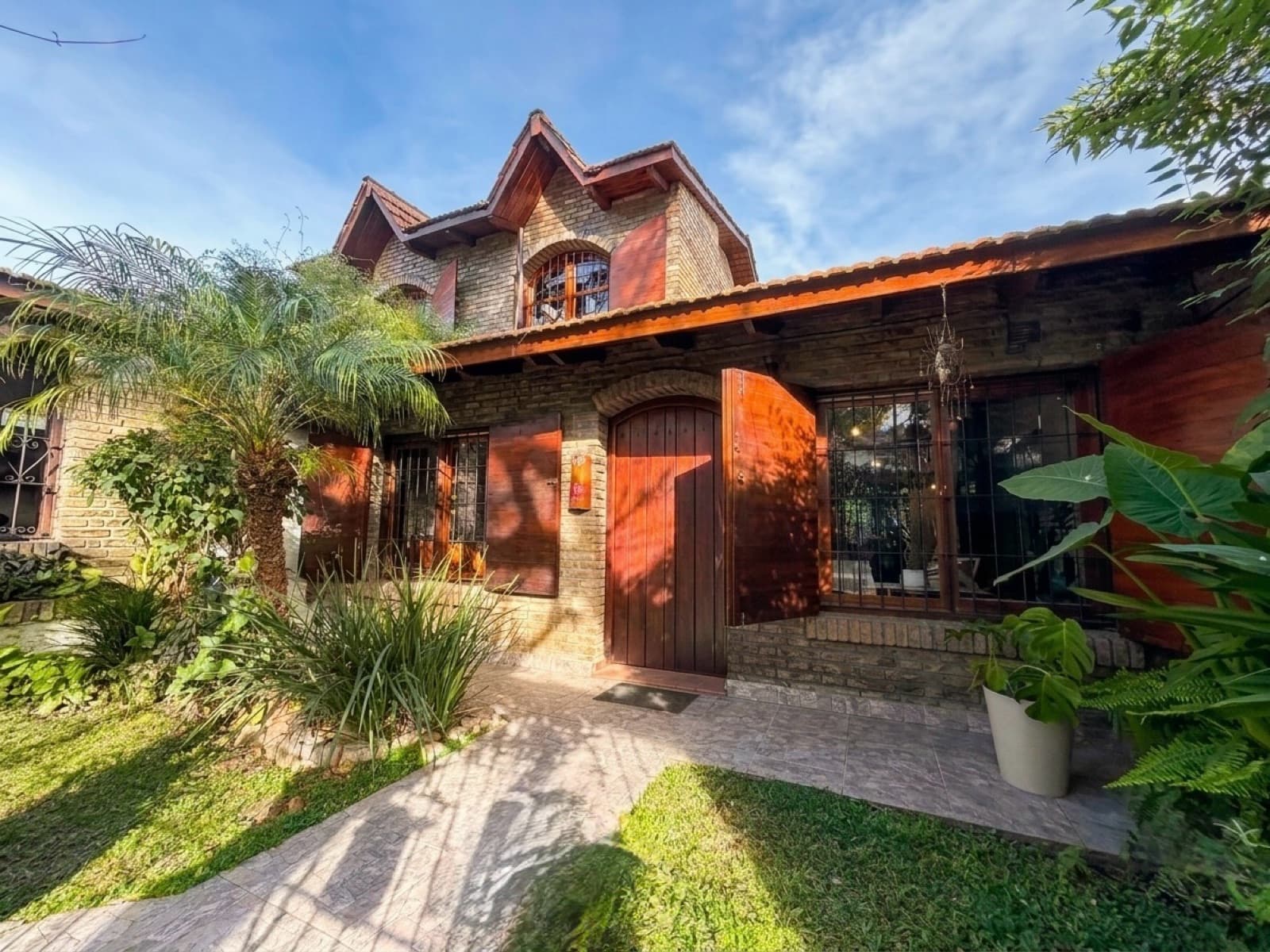 FOR SALE / TRADE – 4-BEDROOM HOUSE WITH GARDEN, BARBECUE AREA, AND GARAGE – LOMAS DE ALBERDI, ROSARIO
