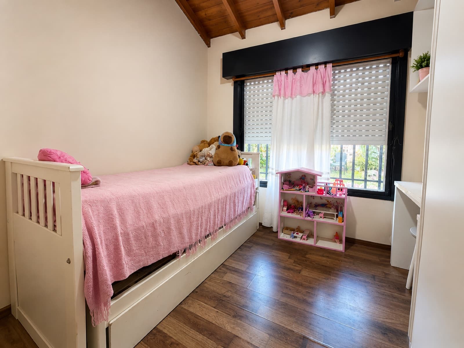 FOR SALE / TRADE – 4-BEDROOM HOUSE WITH GARDEN, BARBECUE AREA, AND GARAGE – LOMAS DE ALBERDI, ROSARIO