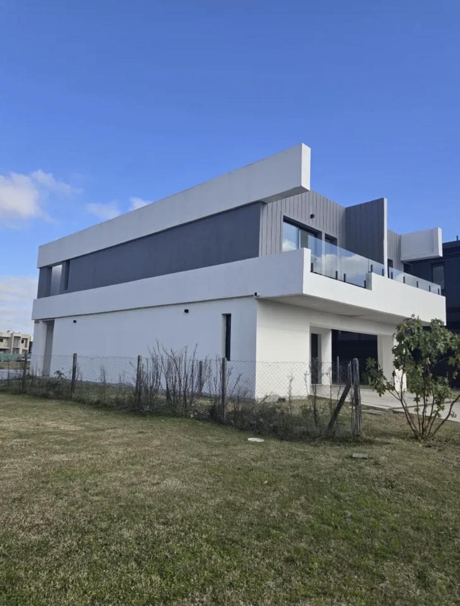 House for Sale: 6 Rooms, Riverfront, with Private Dock, El Canal Neighborhood, Villanueva, Tigre