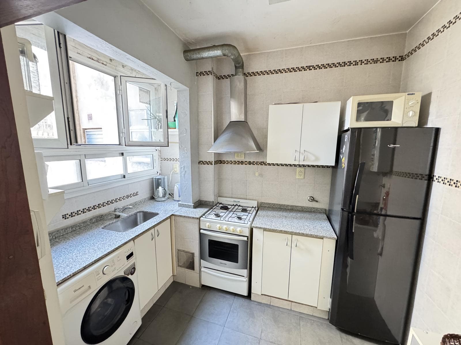 Bargain! Fully furnished 3-room apartment in Balvanera—1 block from Shopping Abasto