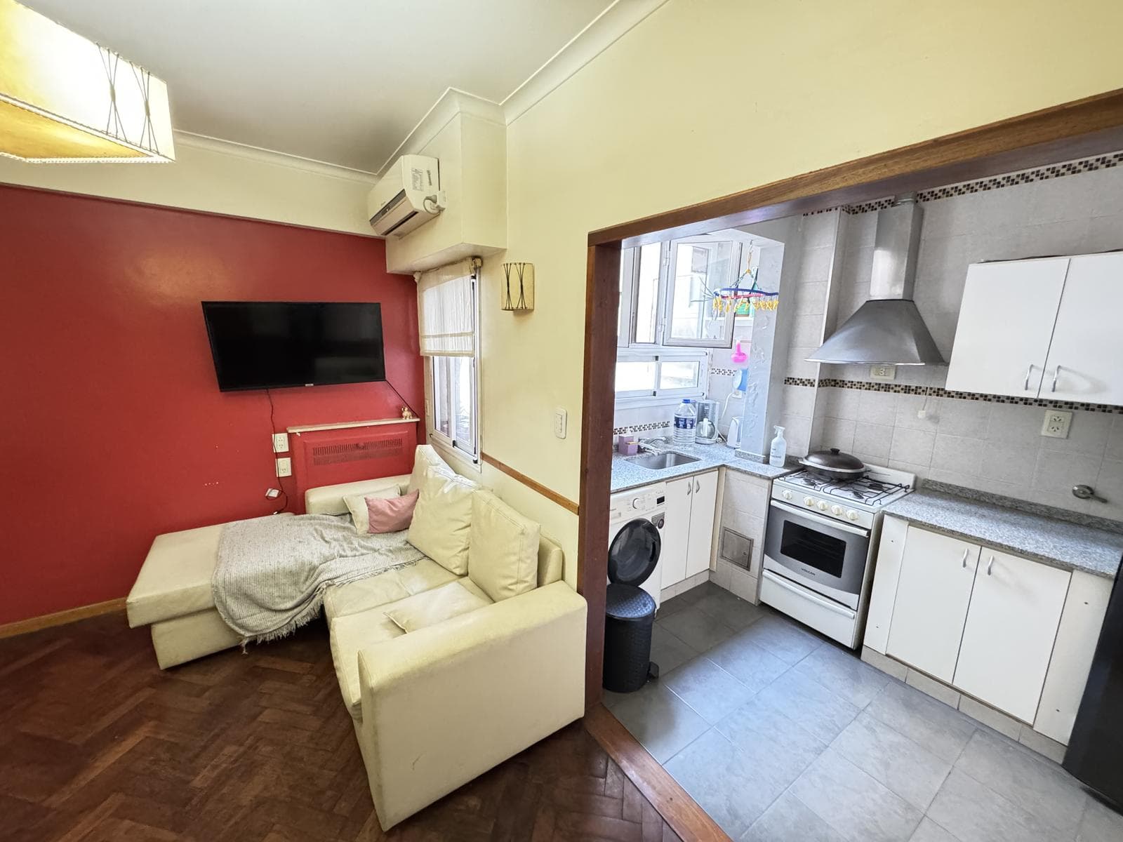 Bargain! Fully furnished 3-room apartment in Balvanera—1 block from Shopping Abasto