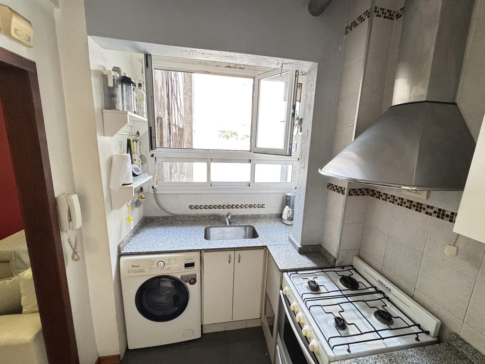 Bargain! Fully furnished 3-room apartment in Balvanera—1 block from Shopping Abasto