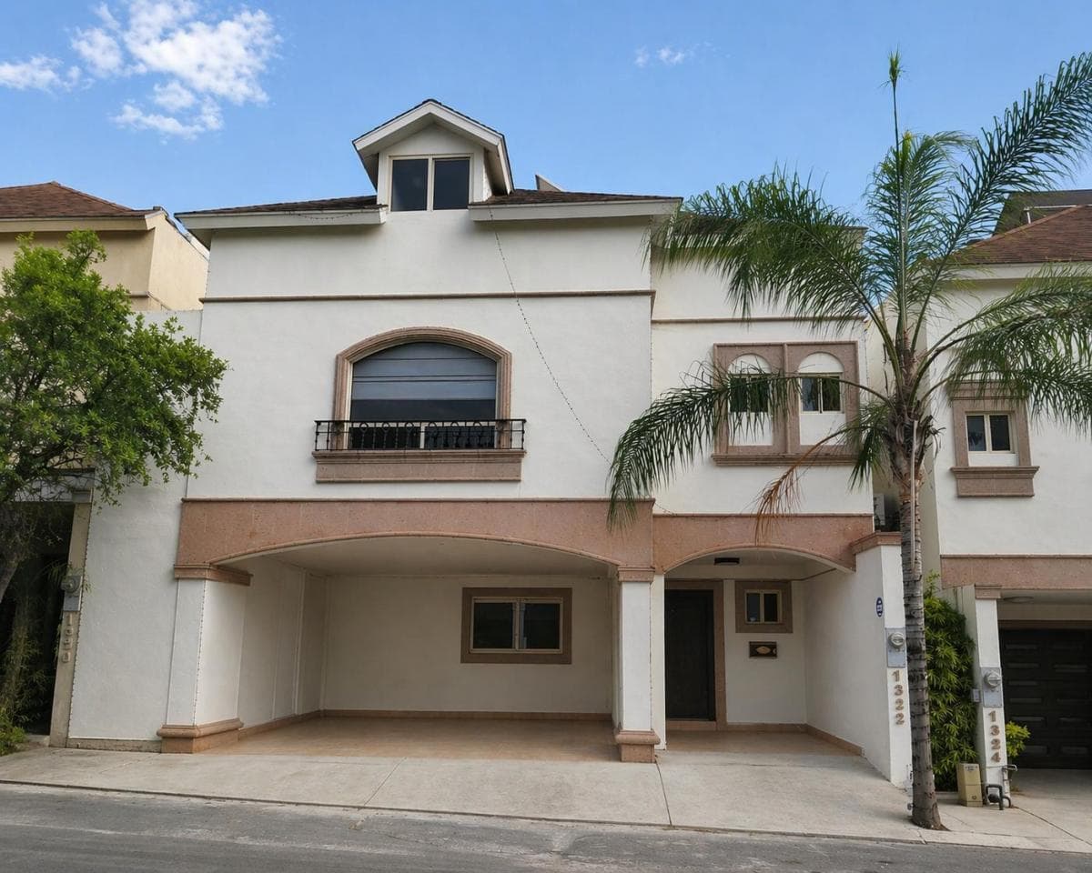 FOR SALE: 378-square-meter house in VISTANCIA RESIDENCIAL—National Highway—with a pool and solar panels