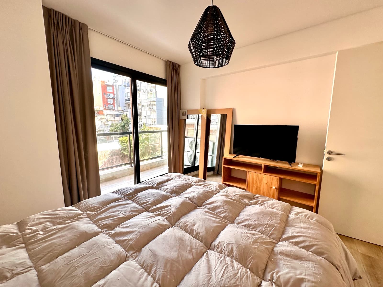 SHORT-TERM RENTAL: 2-ROOM APARTMENT WITH BALCONY AND GARAGE IN PALERMO