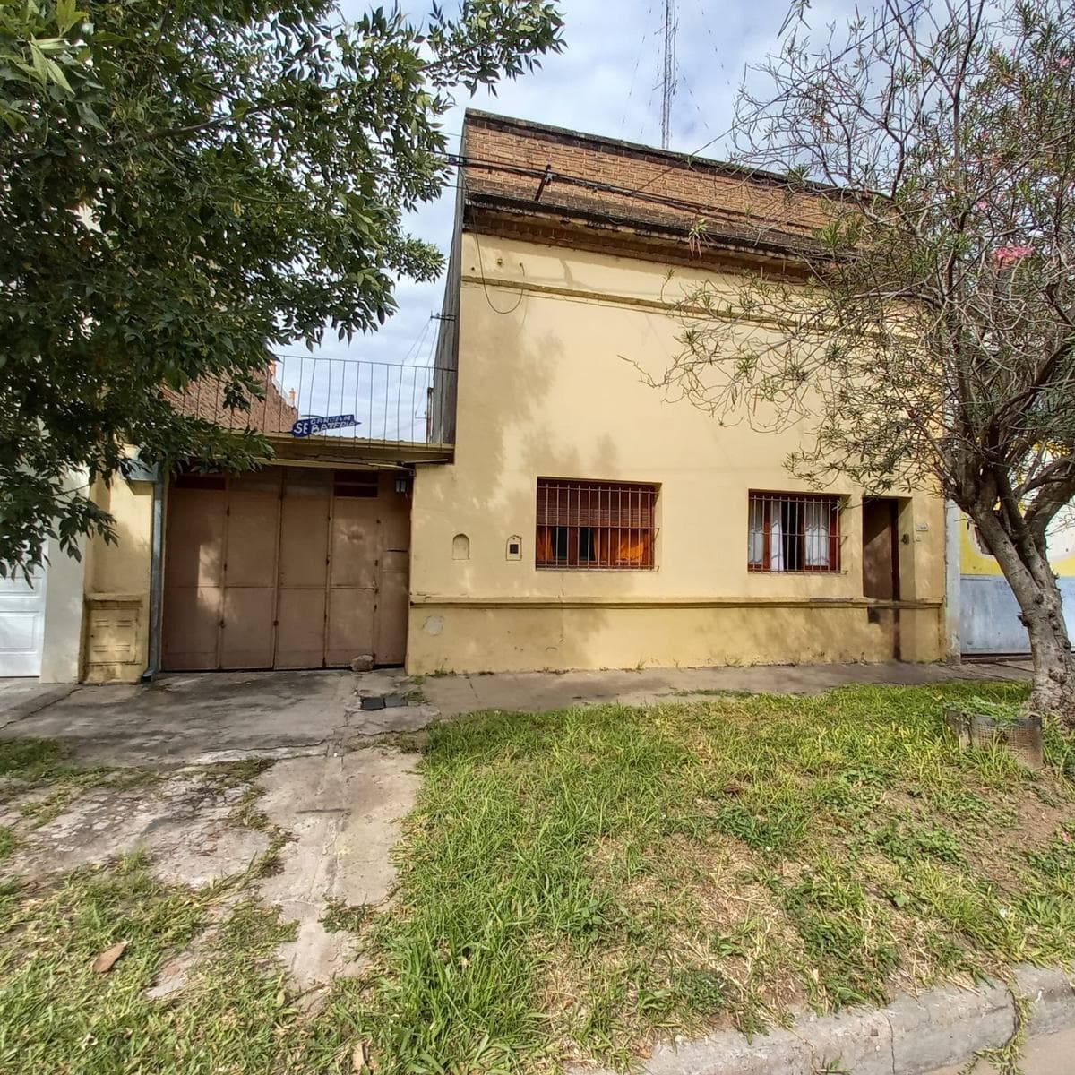 House in need of renovation with a large lot in Santa Fe
