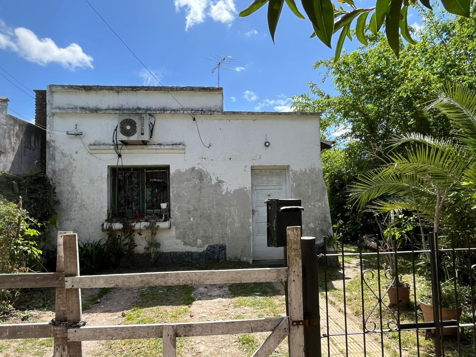 House for sale: CORNER LOT—ideal for investors, eligible for financing—in Ing. Maschwitz, CENTER, Escobar