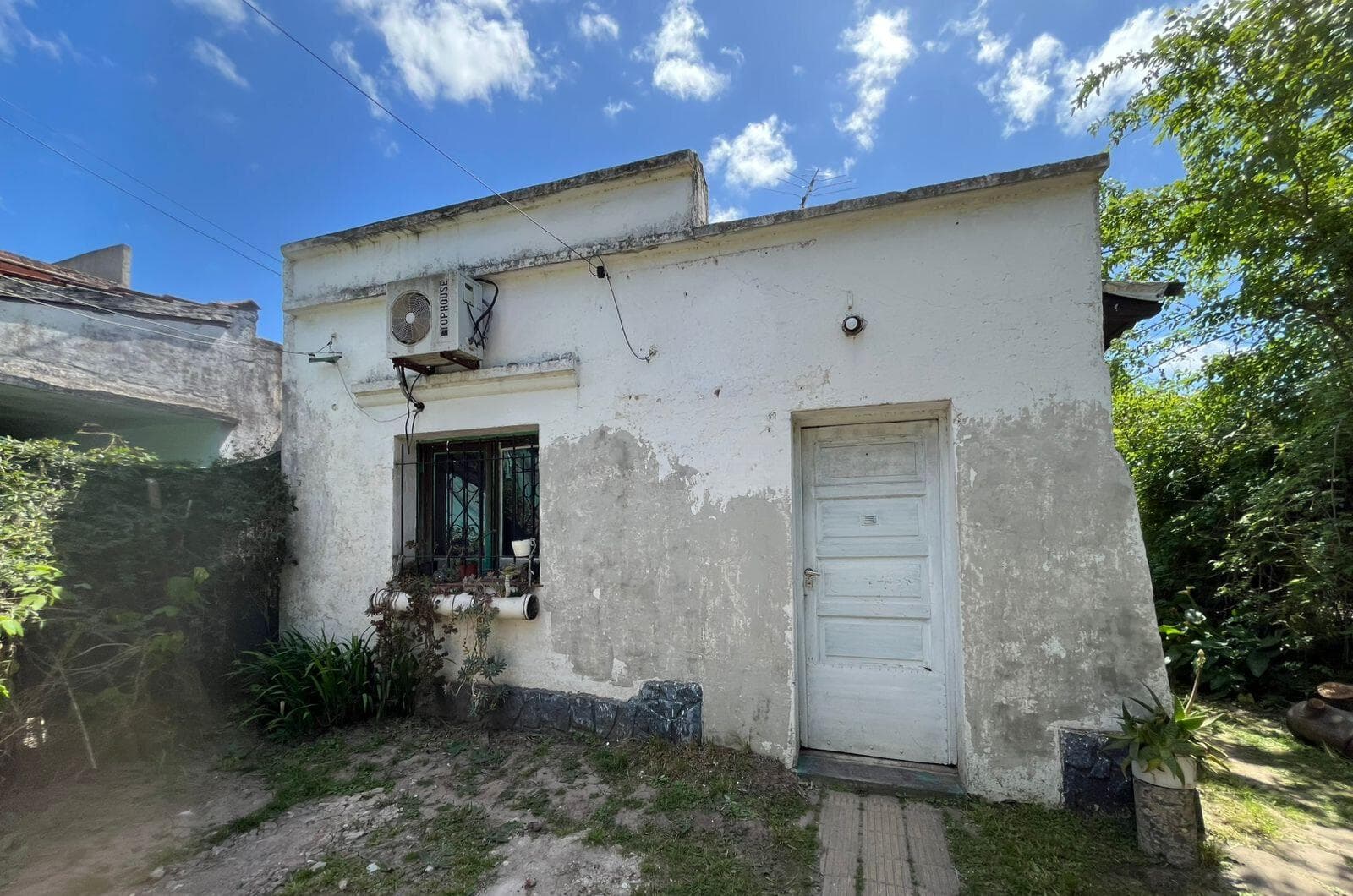 House for sale: CORNER LOT—ideal for investors, eligible for financing—in Ing. Maschwitz, CENTER, Escobar