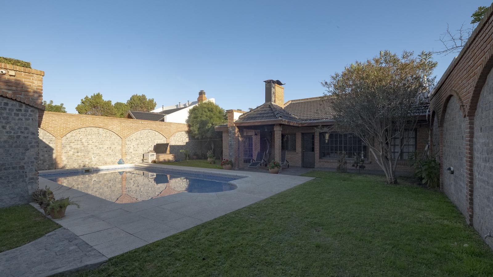 5-Room House for Sale with a Pool, Gym, and Barbecue Area in Villa Sarmiento