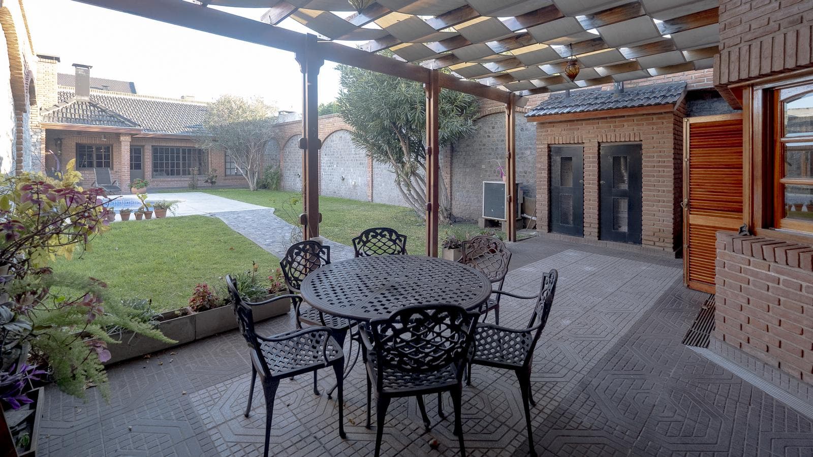 5-Room House for Sale with a Pool, Gym, and Barbecue Area in Villa Sarmiento