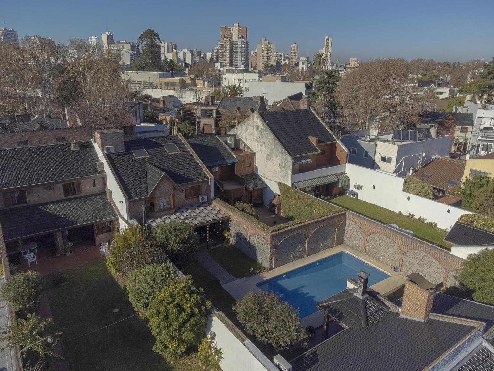 5-Room House for Sale with a Pool, Gym, and Barbecue Area in Villa Sarmiento