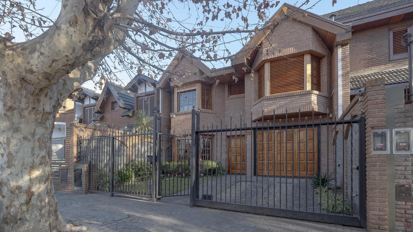 5-Room House for Sale with a Pool, Gym, and Barbecue Area in Villa Sarmiento