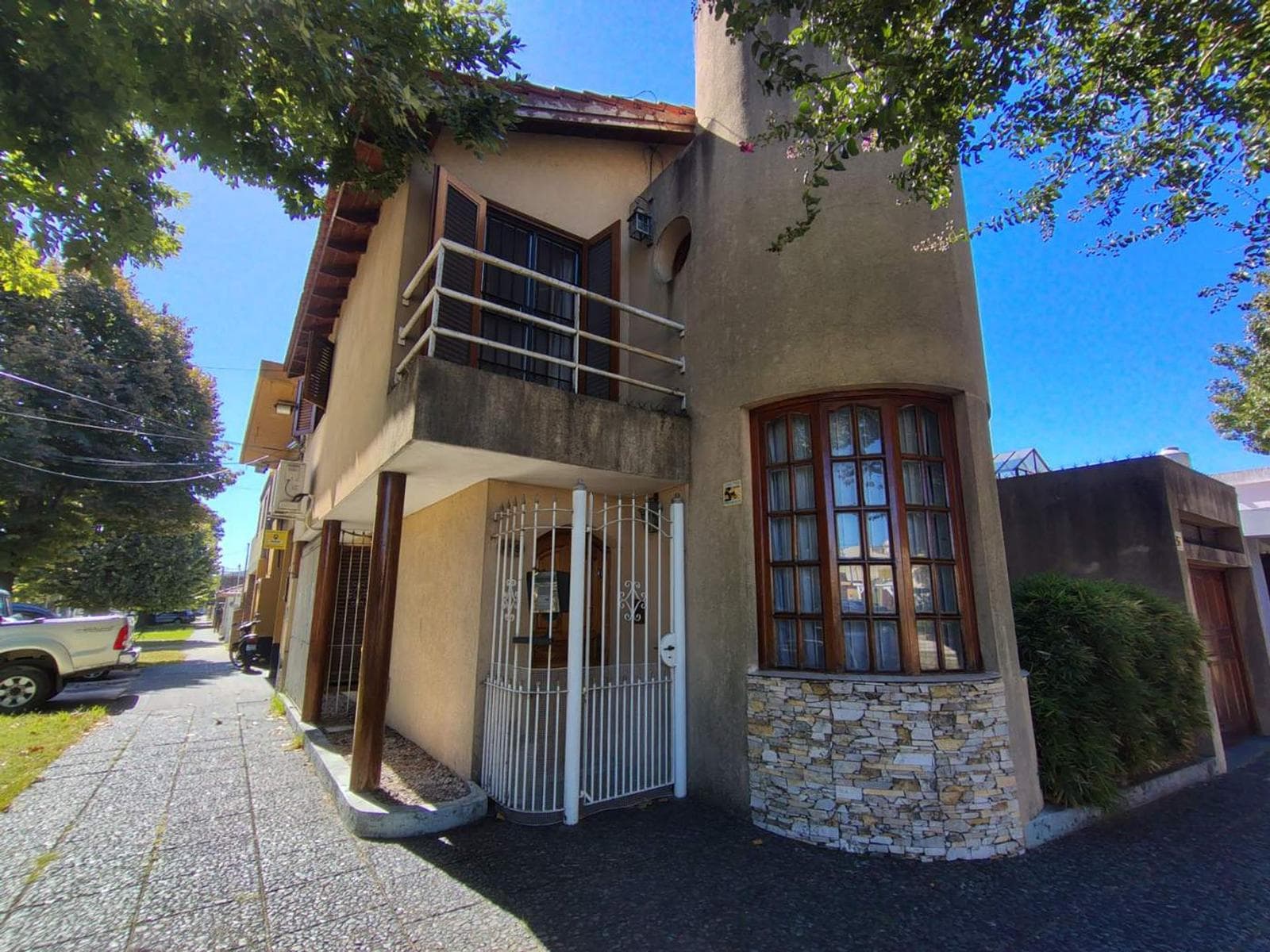 3-BEDROOM HOUSE FOR SALE WITH GARAGE AND TERRACE IN CENTRAL WEST QUILMES