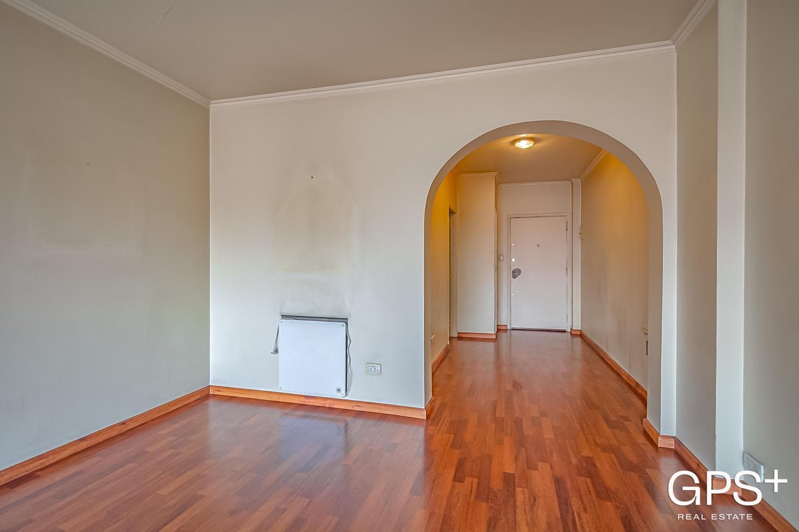 OPPORTUNITY to RENOVATE - Upper-Floor Apartment with Balcony and Unobstructed View - 3 Rooms in Palermo
