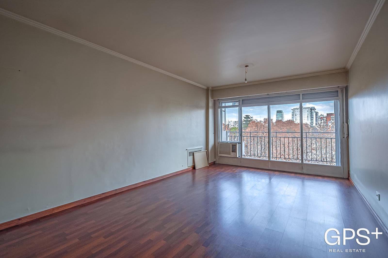 OPPORTUNITY to RENOVATE - Upper-Floor Apartment with Balcony and Unobstructed View - 3 Rooms in Palermo