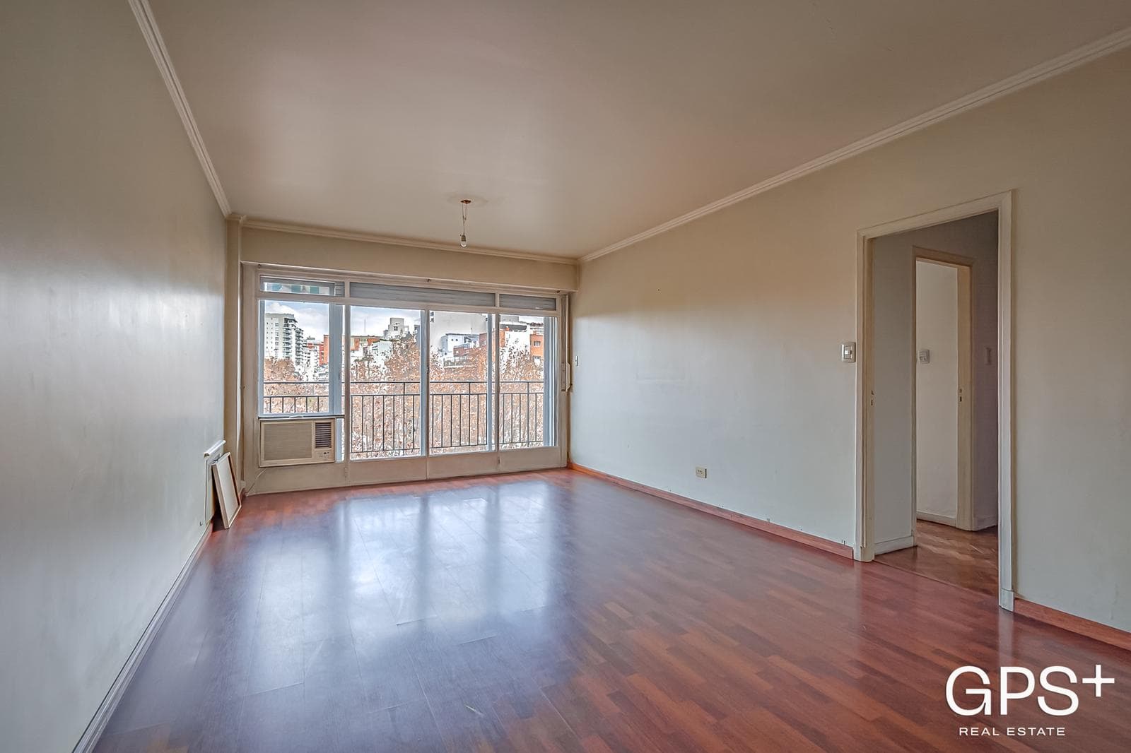 OPPORTUNITY to RENOVATE - Upper-Floor Apartment with Balcony and Unobstructed View - 3 Rooms in Palermo