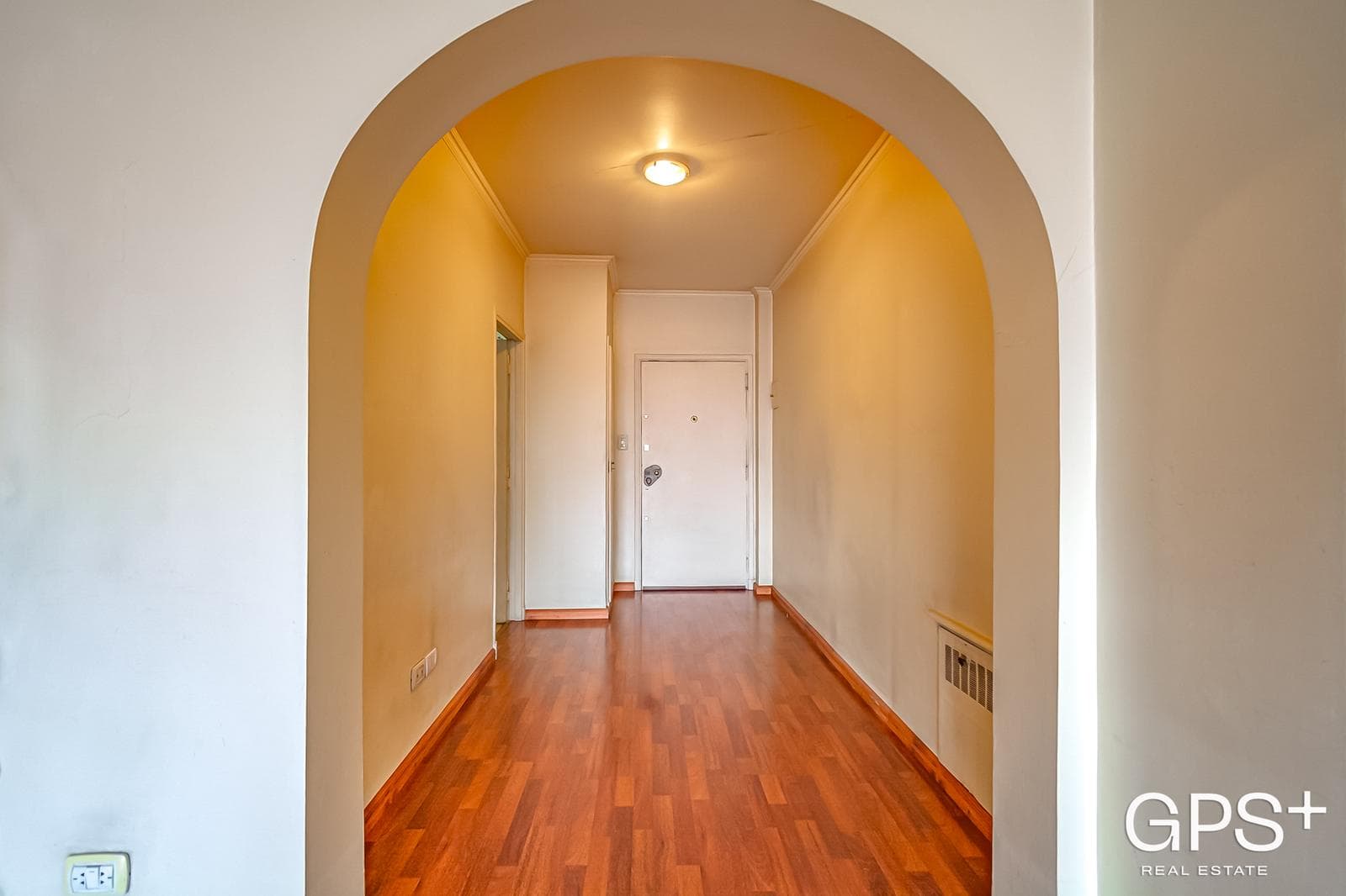 OPPORTUNITY to RENOVATE - Upper-Floor Apartment with Balcony and Unobstructed View - 3 Rooms in Palermo
