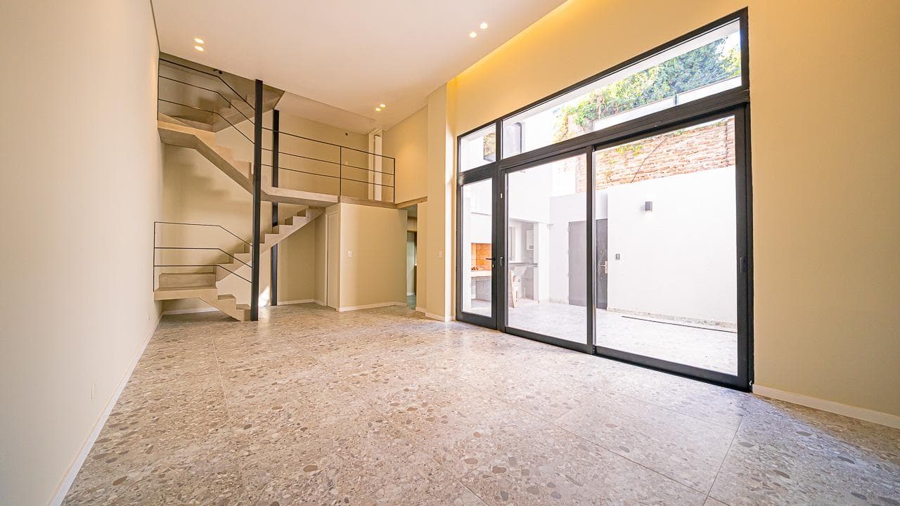 FOR SALE: 4-ROOM APARTMENT WITH COURTYARD AND TERRACE, NO ASSOCIATION FEES, PALERMO