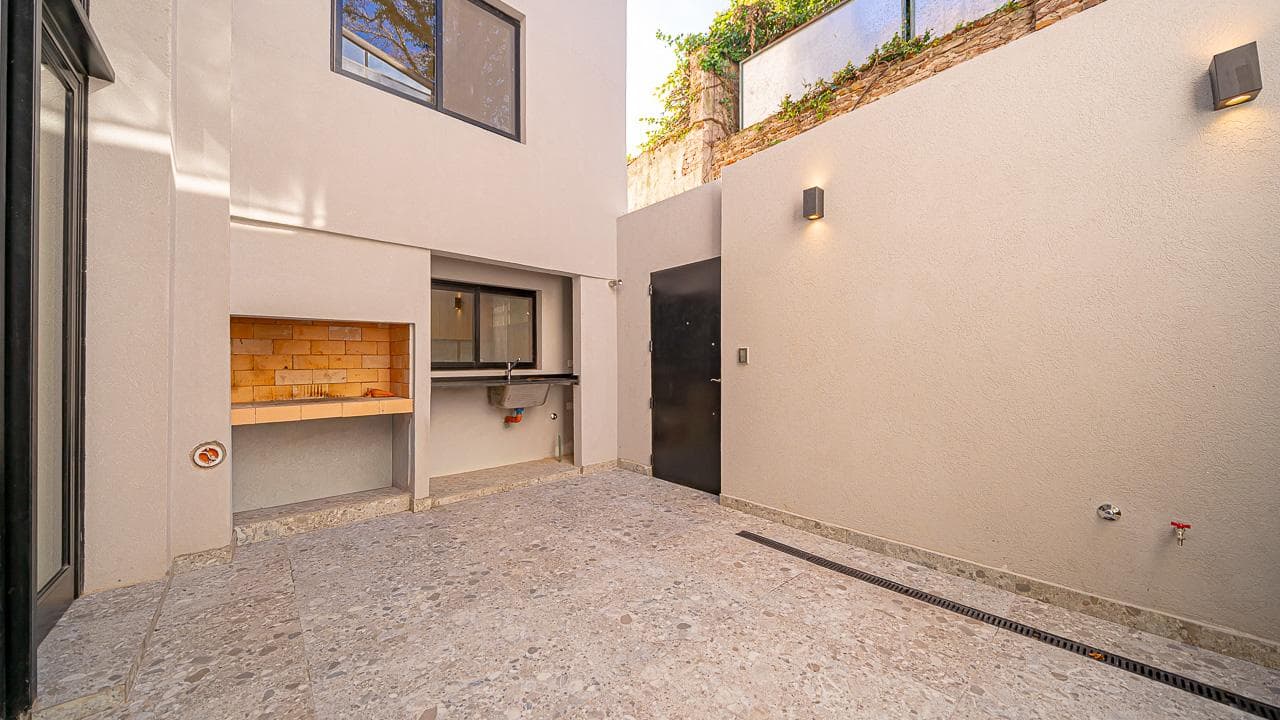 FOR SALE: 4-ROOM APARTMENT WITH COURTYARD AND TERRACE, NO ASSOCIATION FEES, PALERMO