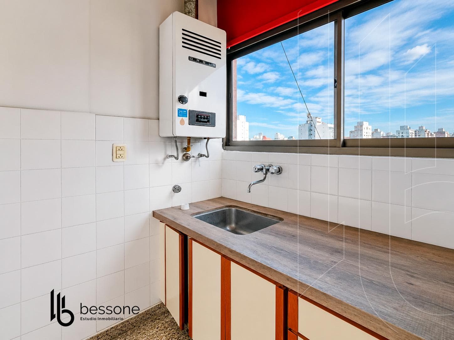 Very bright 2-room apartment in the CENTRO area