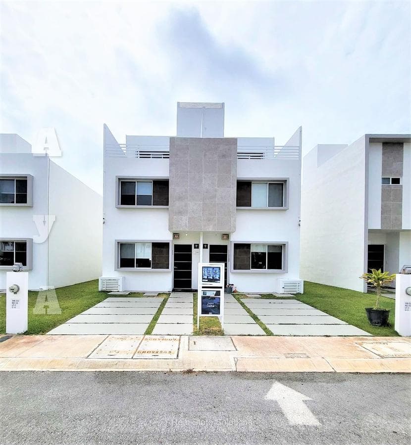Pre-Sale House with 3 Bedrooms, 3 Levels, Roof Garden, Playa del Carmen.