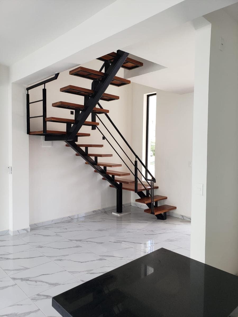 HOUSE FOR SALE IN THE ARBOLADA NEIGHBORHOOD