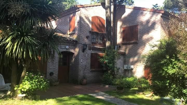Impeccable 4-room villa with a spacious garden. Anfiteatro del Pinar neighborhood. Natural gas