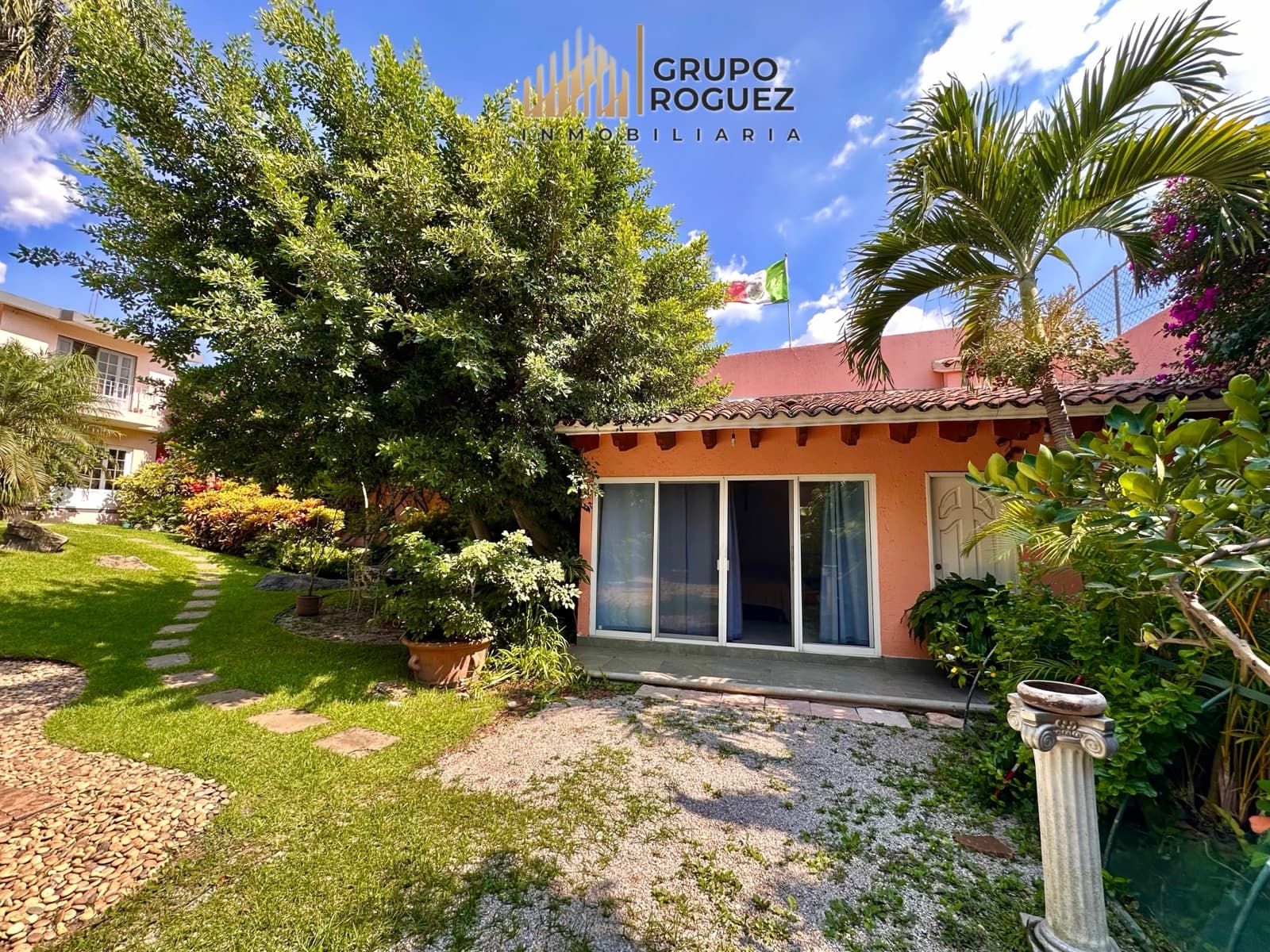 House in Cuernavaca with a Huge Garden and Private Pool