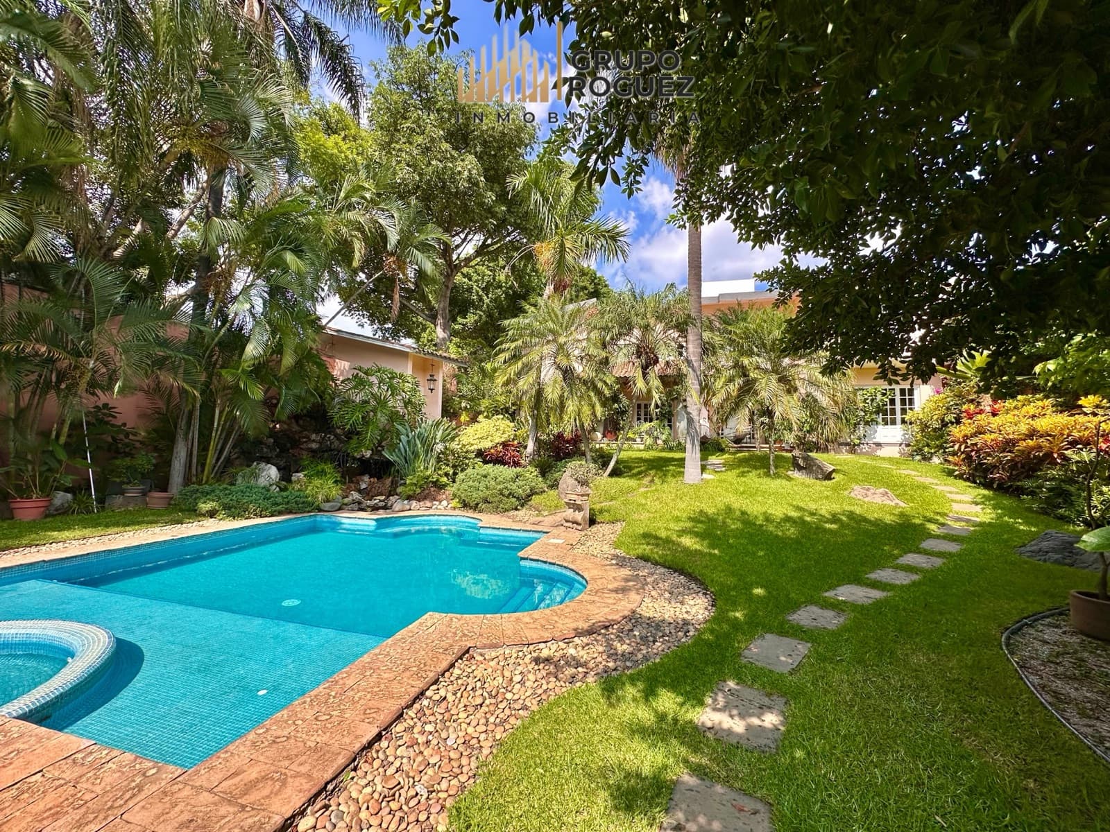 House in Cuernavaca with a Huge Garden and Private Pool