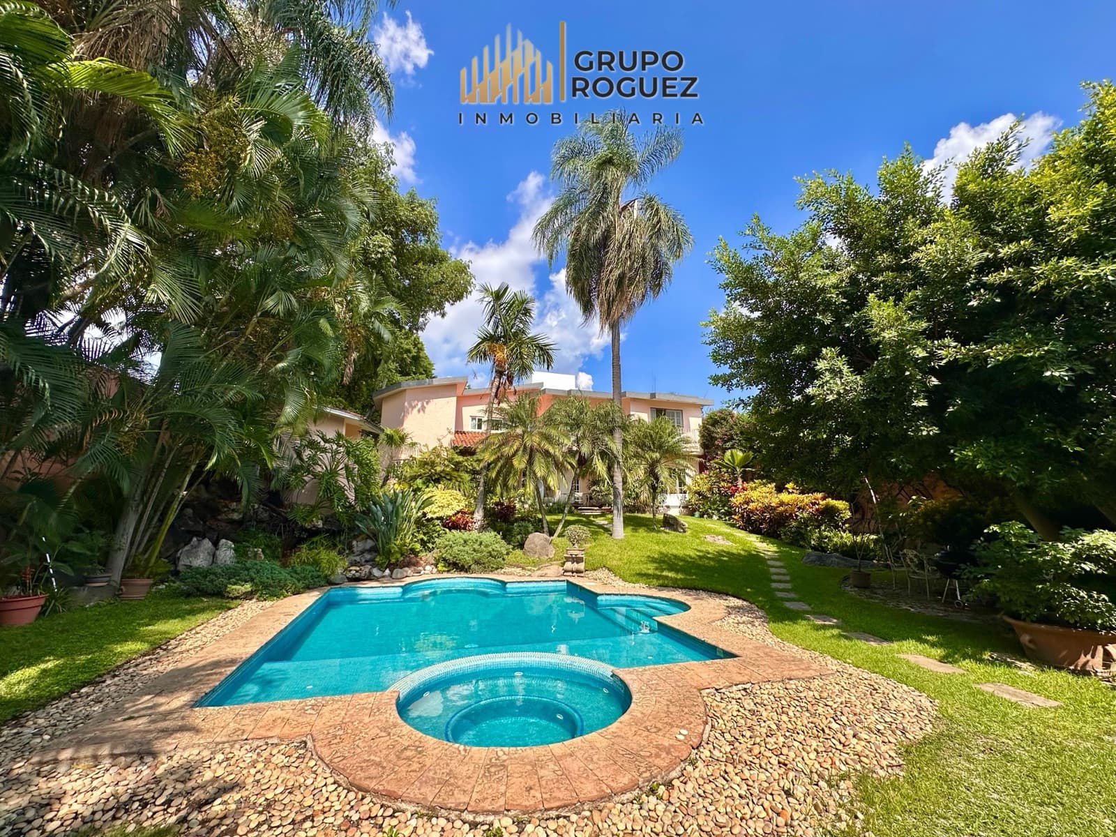House in Cuernavaca with a Huge Garden and Private Pool