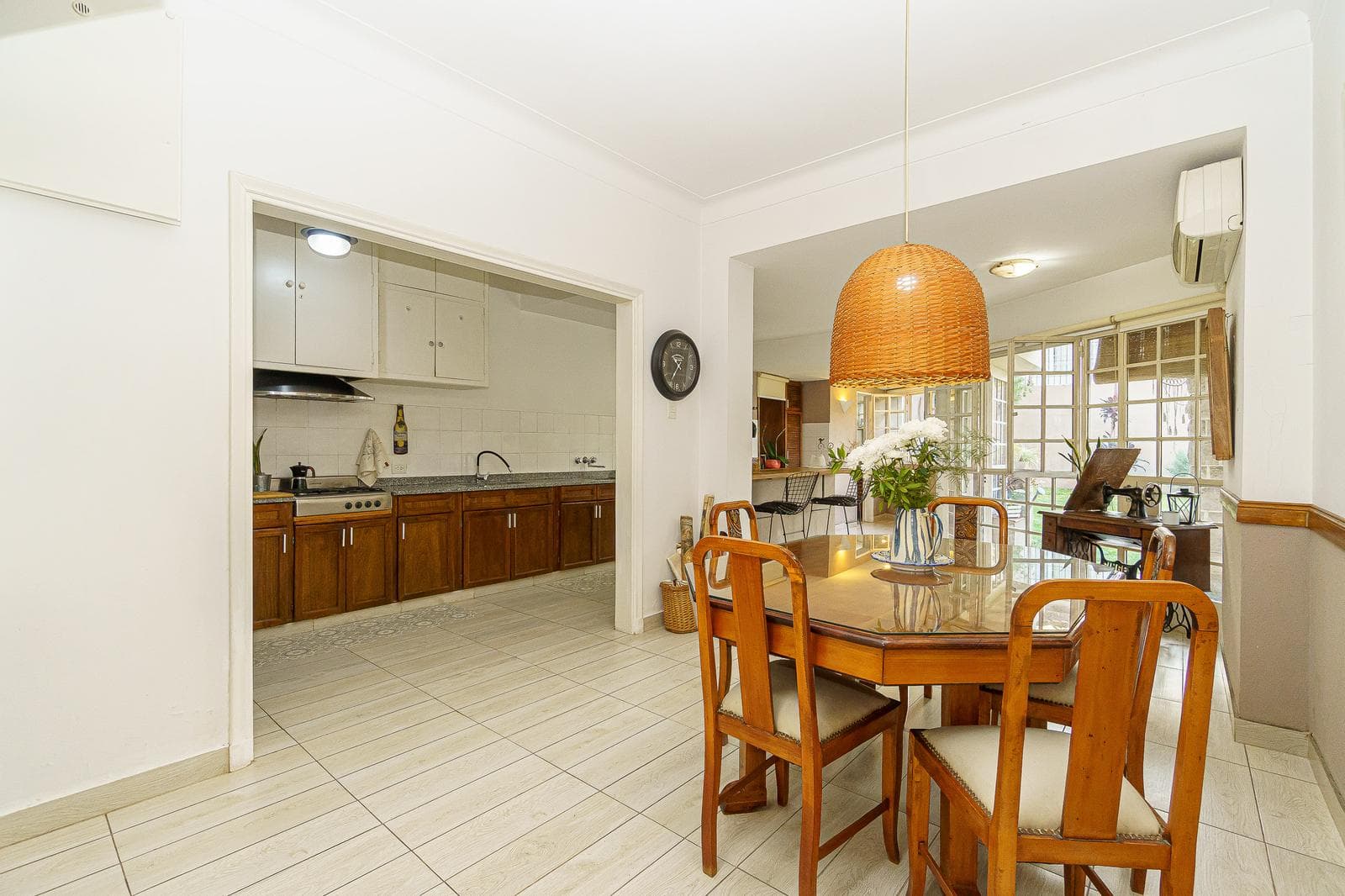 Venta Casa con 5 ambientes, Parque, Piscina 2 plantas , con dependencia y cocheras. Zona Holtërs.