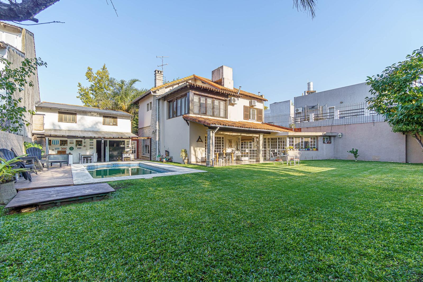 Venta Casa con 5 ambientes, Parque, Piscina 2 plantas , con dependencia y cocheras. Zona Holtërs.