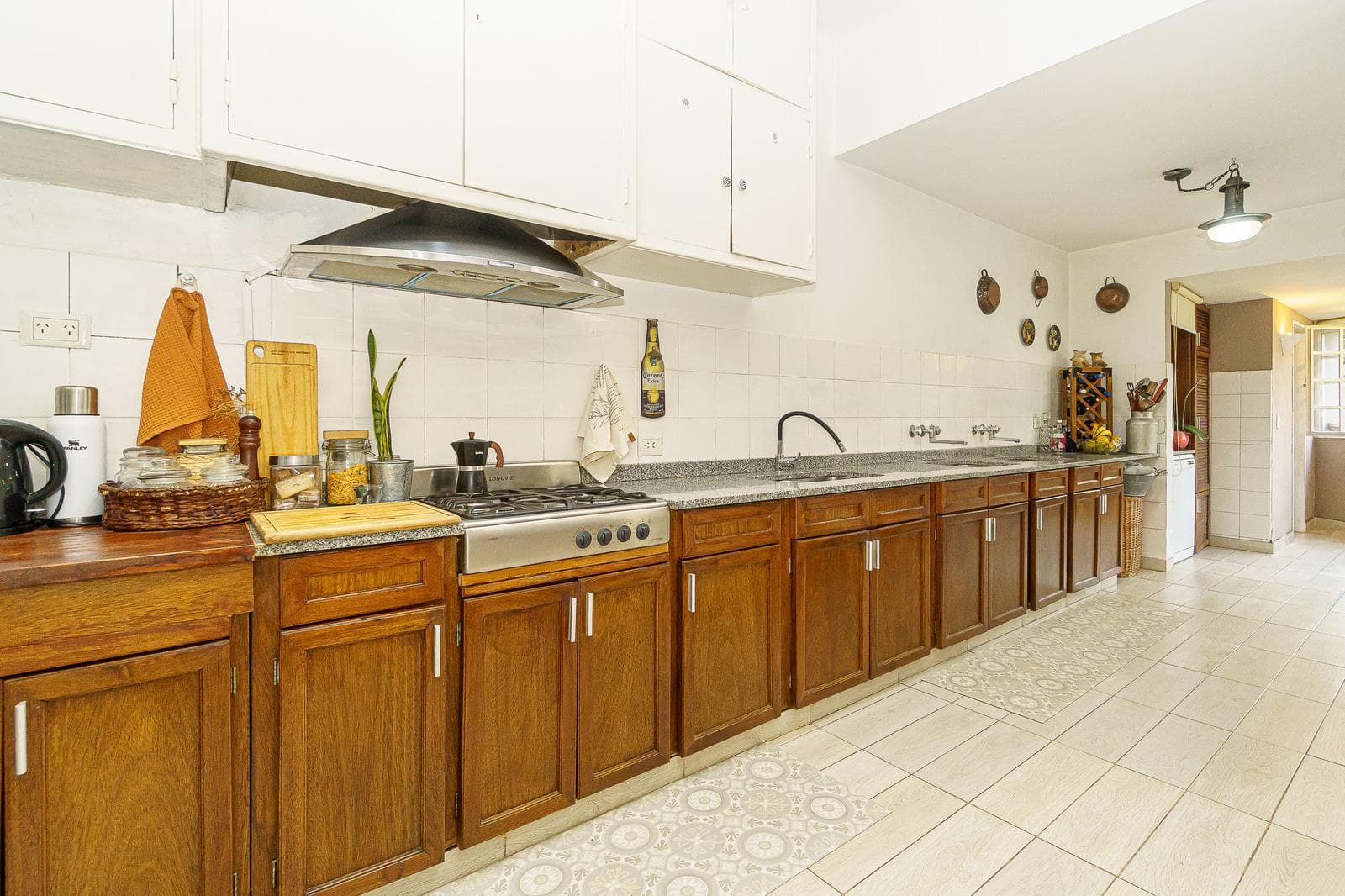 Venta Casa con 5 ambientes, Parque, Piscina 2 plantas , con dependencia y cocheras. Zona Holtërs.