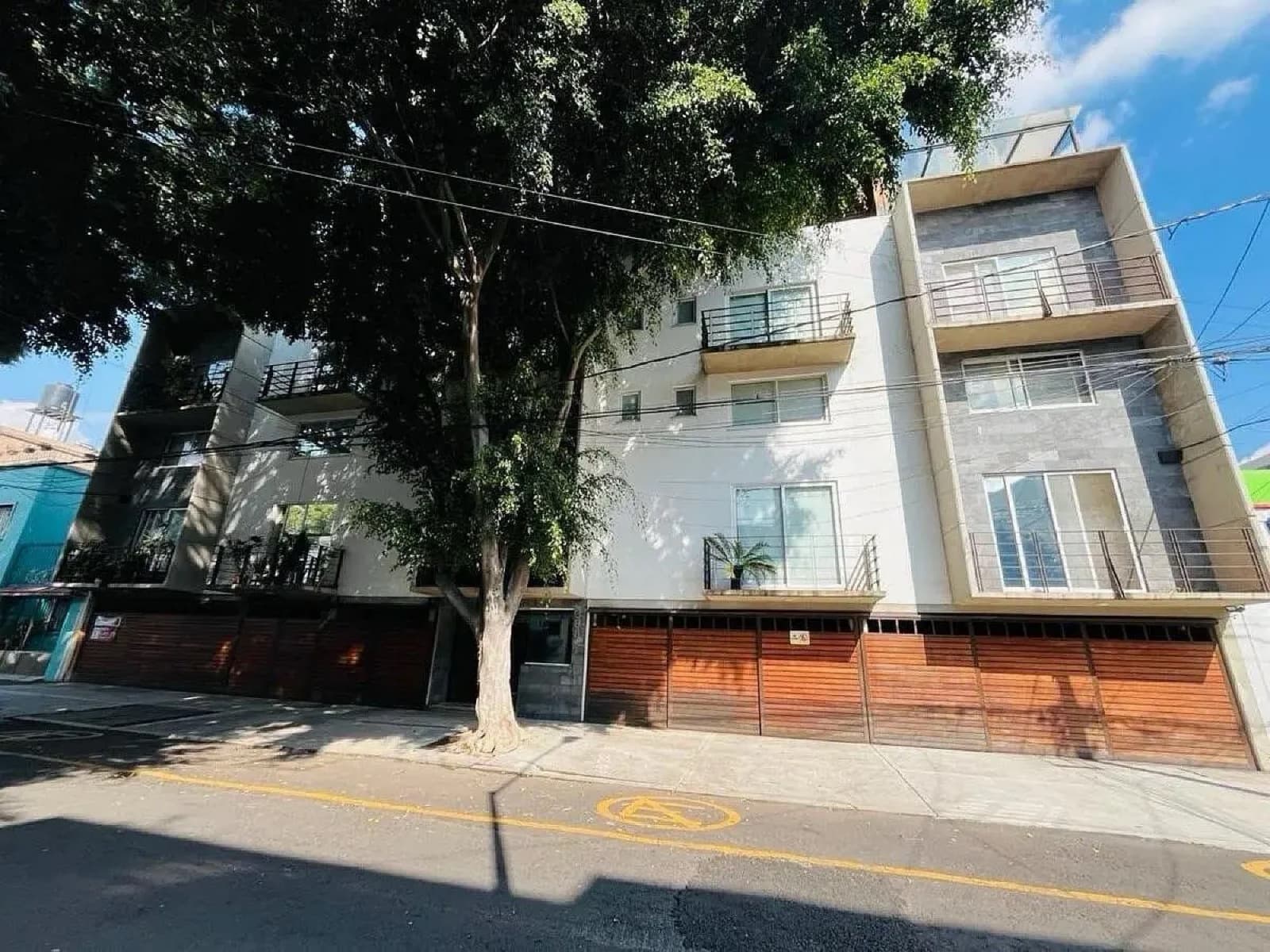 House for sale in Col. Narvarte: 3 bedrooms, balcony, private rooftop, 2 parking spaces, 24-hour security