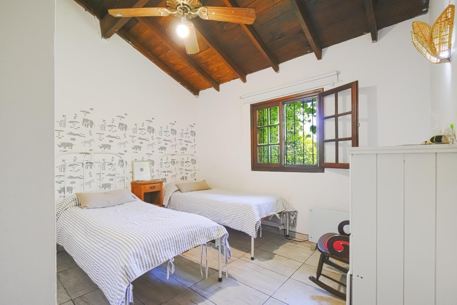 5-room house for sale with guest quarters, garden, pool, and garage in La Horqueta, San Isidro