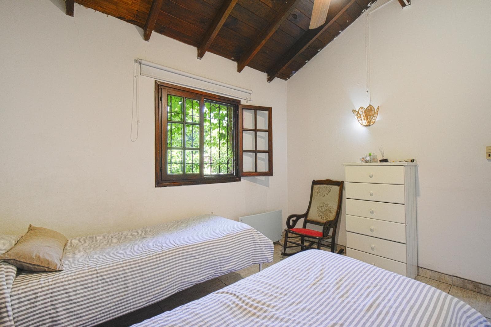5-room house for sale with guest quarters, garden, pool, and garage in La Horqueta, San Isidro