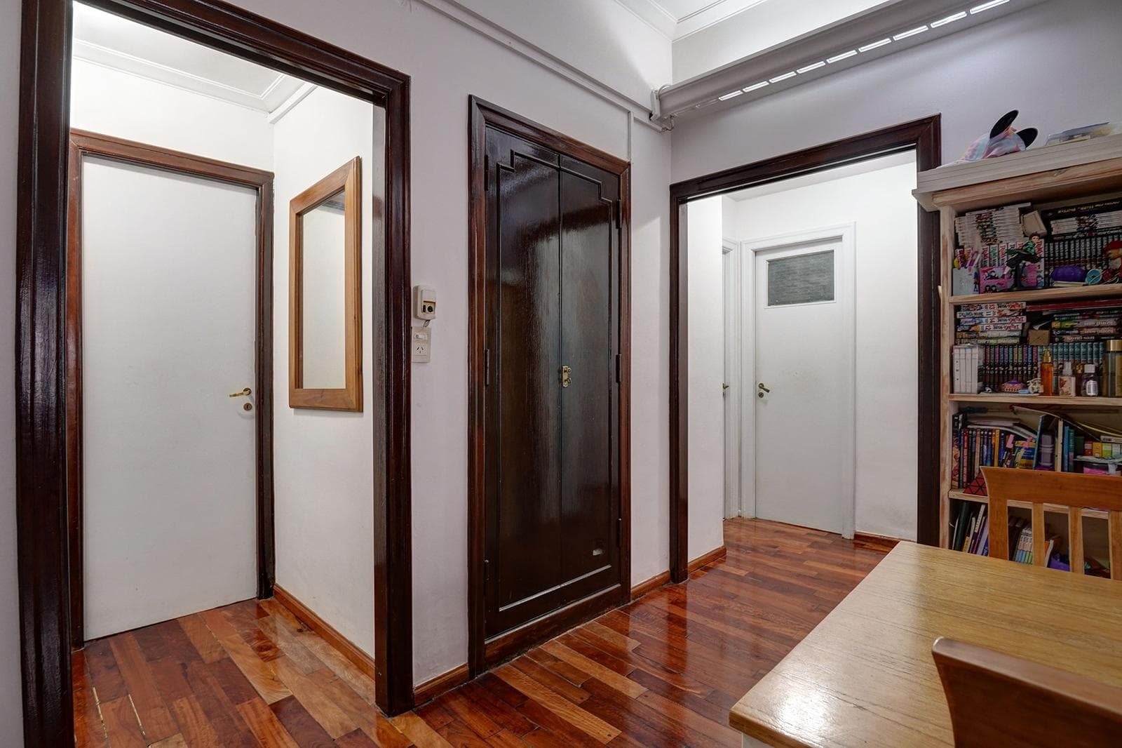 APARTMENT FOR SALE - 3 SPACIOUS ROOMS - COLEGIALES - QUALIFIES FOR A MORTGAGE - RENOVATED KITCHEN AND BATHROOM