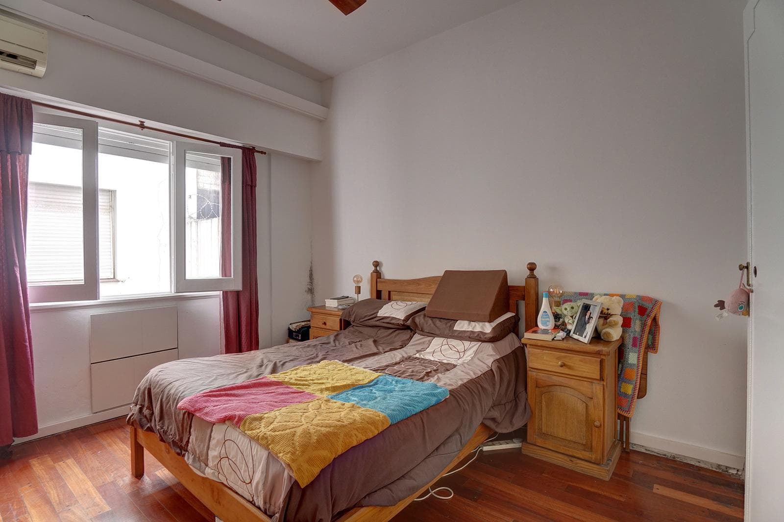 APARTMENT FOR SALE - 3 SPACIOUS ROOMS - COLEGIALES - QUALIFIES FOR A MORTGAGE - RENOVATED KITCHEN AND BATHROOM