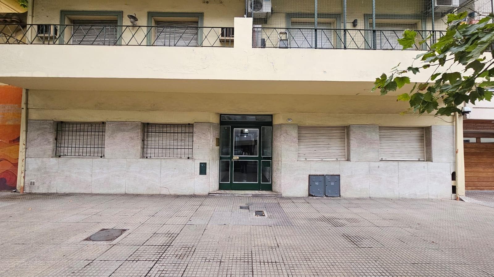 For Sale: 3-room apartment with garden, suitable for professionals