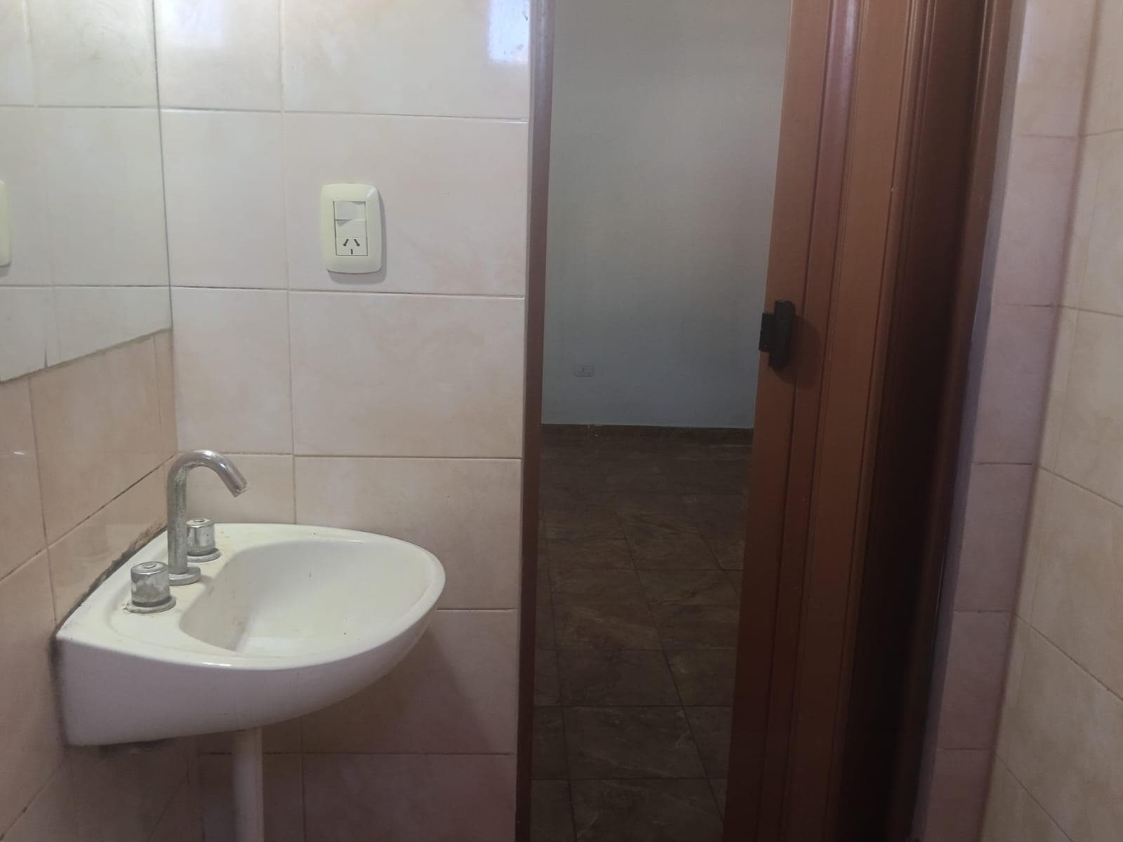 HOUSE FOR SALE PLUS TWO APARTMENTS IN VILLA MERCEDES, SAN LUIS.