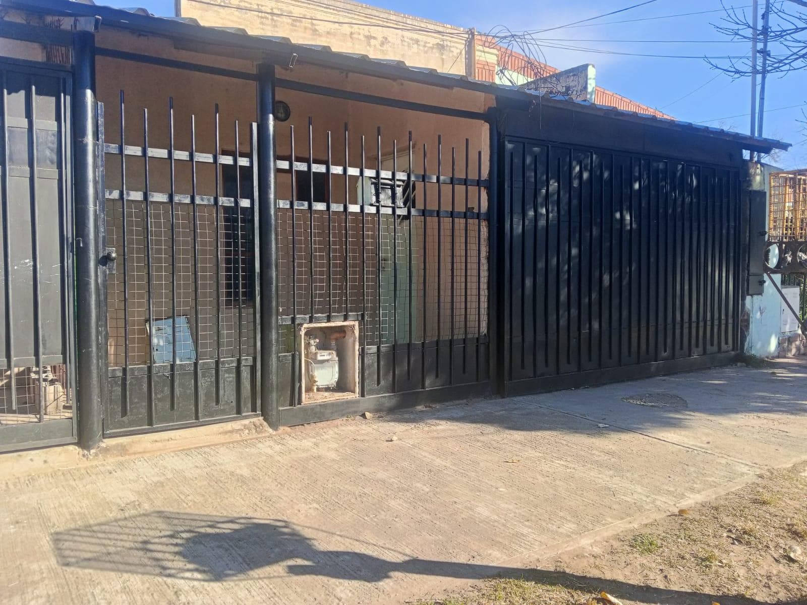 HOUSE FOR SALE PLUS TWO APARTMENTS IN VILLA MERCEDES, SAN LUIS.