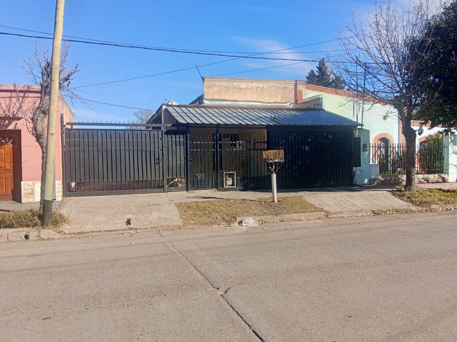 HOUSE FOR SALE PLUS TWO APARTMENTS IN VILLA MERCEDES, SAN LUIS.