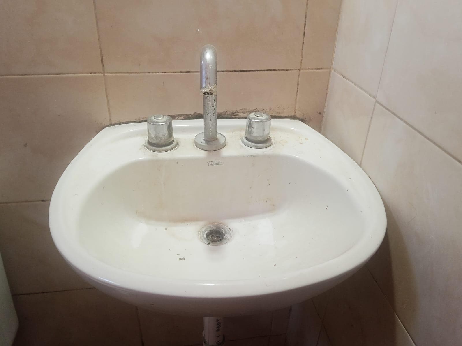 HOUSE FOR SALE PLUS TWO APARTMENTS IN VILLA MERCEDES, SAN LUIS.