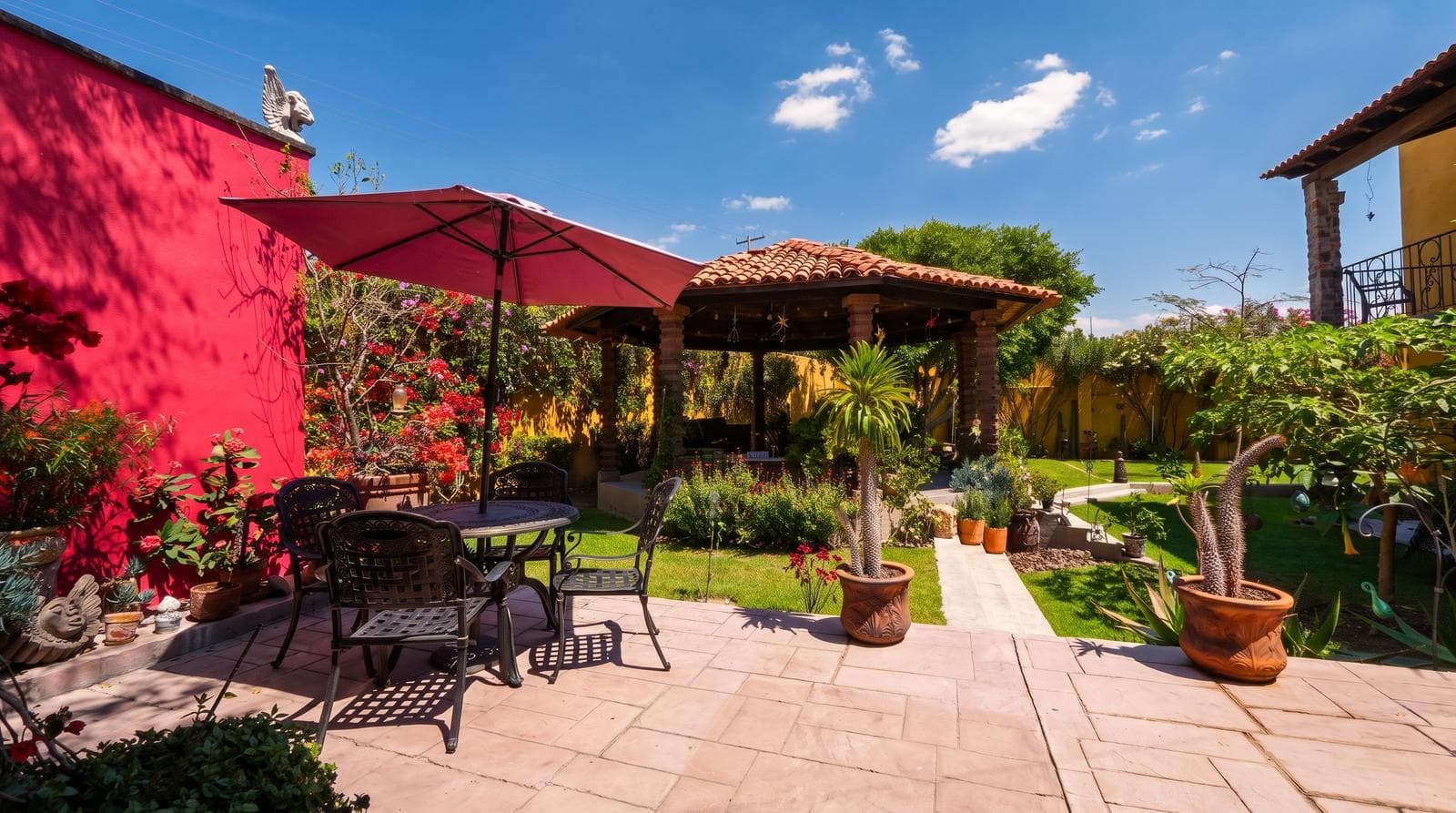 Casa Mariposa: Contemporary Elegance and Outdoor Space in the Frailes Area