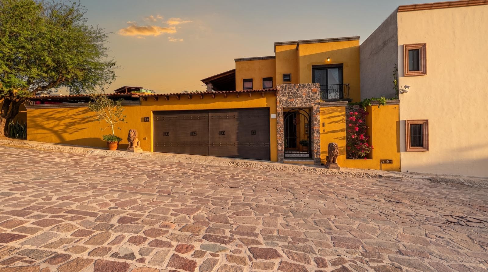 Casa Mariposa: Contemporary Elegance and Outdoor Space in the Frailes Area